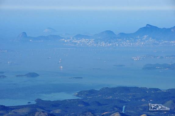 O Rio de Janeiro e a Baía da Guanabara vistos do castelo do Açu, no Parque Nacional da Serra dos Órgãos